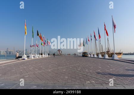 Drapeaux des nations qualifiés pour la coupe du monde Qatar 2022 hissé à Doha Corniche, Qatar, Moyen-Orient. Banque D'Images