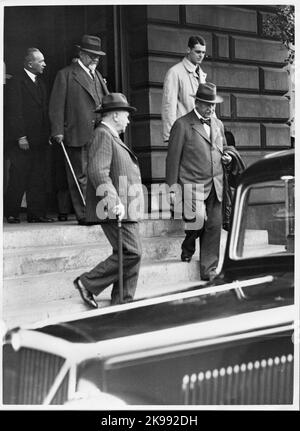 Photo prise en même temps que la visite de Julius Dorpmüller en Suède. Dorpmüller, plus bas à gauche, était directeur général de la Deutsche Reichsbahn au moment de la visite et ministre des Transports sous le gouvernement national nazi. À l'extrême droite, Axel Granholm, alors directeur général des chemins de fer de l'État, va. Le chef des chemins de fer de Stettin, Friedrich Lohse est l'homme dans la barbe juste au-dessus de Dorpmüller. Banque D'Images