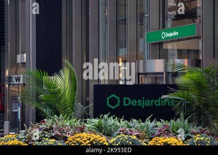 Le logo du mouvement Desjardins est visible devant un immeuble de bureaux du centre-ville de Toronto. Banque D'Images