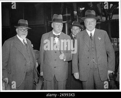Photo prise en même temps que la visite de Julius Dorpmüller en Suède. Dorpmüller, tout à droite de la photo, était directeur général de la Deutsche Reichsbahn et ministre des Transports pendant le gouvernement national nazi au moment de la visite. D'abord à partir de la gauche se trouve le chef des chemins de fer de Stettin, Friedrich Lohse. Les autres à gauche sont Axel Granholm, alors directeur général des chemins de fer de l'État. Banque D'Images