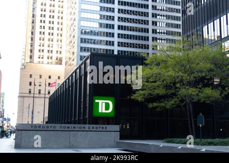 La base du siège social du Groupe Banque TD, Centre Toronto-Dominion, au centre-ville de Toronto, le matin ensoleillé de l'automne. Banque D'Images