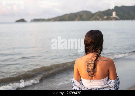 Femme sur la plage, vue arrière, gros plan Banque D'Images