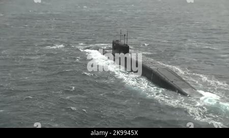 Le sous-marin nucléaire russe Tula est photographié dans la mer de Barents, dans l'océan Arctique, avant le lancement d'un missile balistique Sineva sur le champ d'essai de Kura lors d'un exercice tenu par les forces de dissuasion stratégiques russes sur 26 octobre 2022. Le Kremlin a déclaré dans une déclaration que le président de la Russie, Commandant suprême en chef des forces armées, Vladimir Poutine a suivi un exercice militaire des composantes terrestre, navale et aérienne des forces de dissuasion stratégiques, qui comprenait des lancements de pratiques de missiles balistiques et de croisière, qui ont tous atteint leurs cibles désignées. Une capture d'image fixe Banque D'Images