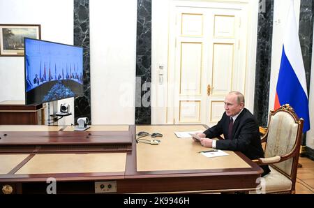 Le Président russe Vladimir Poutine préside une réunion avec les chefs de délégation de la Conférence des chefs des organismes de sécurité et de renseignement des pays membres de la Communauté d'États indépendants (CEI), via un lien vidéo sur le 26 octobre 2022, à Moscou (Russie). Le Kremlin a déclaré dans une déclaration que le président de la Russie, Commandant suprême en chef des forces armées, Vladimir Poutine a suivi un exercice militaire des composantes terrestre, navale et aérienne des forces de dissuasion stratégiques, qui comprenait des lancements de pratiques de missiles balistiques et de croisière, qui ont tous atteint leur ta désignée Banque D'Images