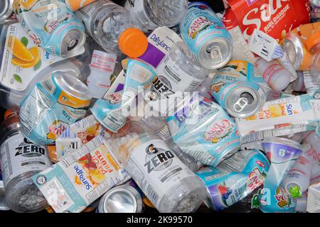 Gros plan sur plusieurs boîtes en aluminium recyclables avec des plastiques transparents et colorés et des récipients en verre. Banque D'Images