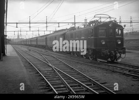 Tester les trains en liaison avec le fonctionnement électrique à Uppsala. Les chemins de fer de l'État, SJ DS 324. Deuxième et troisième wagon est Bo4 et Bo5 et le quatrième wagon a CO13. Le plus près du chariot de mesure de la locomotive Bo7 2249. Banque D'Images