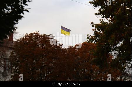 Butscha, Ukraine. 21st octobre 2022. Le drapeau ukrainien survole le conseil municipal de Butscha. Presque aucun pays en Ukraine n'est devenu autant un symbole de la brutalité de la guerre d'agression russe que Butscha. Plus d'un demi-an après le retrait des forces d'occupation, les résidents reprennent leur vie quotidienne. Pour beaucoup, cependant, la guerre est loin d'être terminée. Credit: Hannah Wagner/dpa/Alay Live News Banque D'Images
