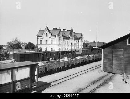 La gare a été construite en 1878. Le nouveau magazine a été construit en 1912. Maison de gare de deux étages en pierre. Rälsbussgarage avec quatre portes a été construit en 1945. Banque D'Images