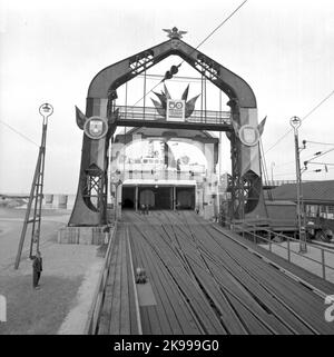 Chemins de fer nationaux, SJ. M/S Trelleborg en mode frais avec wagons de fret à bord. Chemin de ferry Trelleborg - anniversaire de Sassnitz en 50th. La porte bleue avec les trois couronnes est décorée de drapeaux Banque D'Images