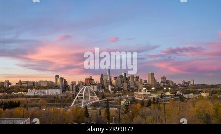 Edmonton, Canada, 13 octobre 2022 : vue sur le centre-ville au coucher du soleil avec des nuages rouges spectaculaires Banque D'Images