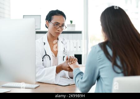 Je suis heureuse que vous m'ayez dit. Une femme médecin réconfortant sa patiente. Banque D'Images