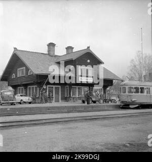 La gare d'Älvdalen a été construite en 1898. La station de 1 et demi-étage abrite des maisons en bois rond. La maison est conçue par l'architecte Ferdinand Boberg, inspiré par Anders Zorn. Le bâtiment a été rénové en 1939. Banque D'Images