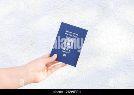 Femme avec passeport d'Israël sur fond blanc, gros plan Banque D'Images