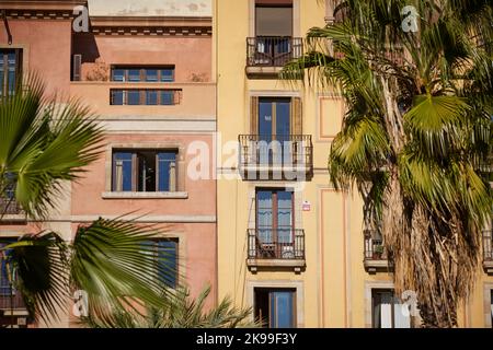 La capitale de la Catalogne Barcelone en Espagne. Appartements typiques avec balcon le long de la promenade à la marina Banque D'Images