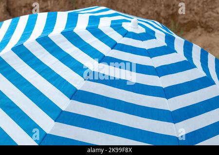 parasol de plage à rayures bleues et blanches Banque D'Images