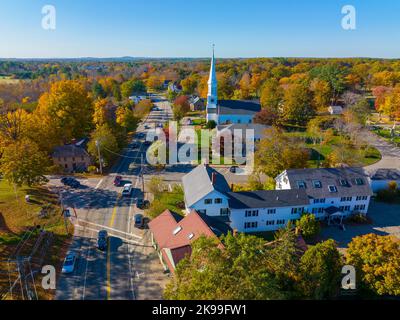 First Parish Congregational Church et York Town Hall sur York Street, dans le centre-ville historique du village de York, Maine ME, Etats-Unis. Banque D'Images