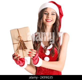 Belle femme en costume de Père Noël avec cadeau de Noël sur fond blanc Banque D'Images