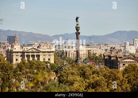 Catalogne capitale Barcelone en Espagne. Monument de Columbus sur la ligne d'horizon de la ville Banque D'Images