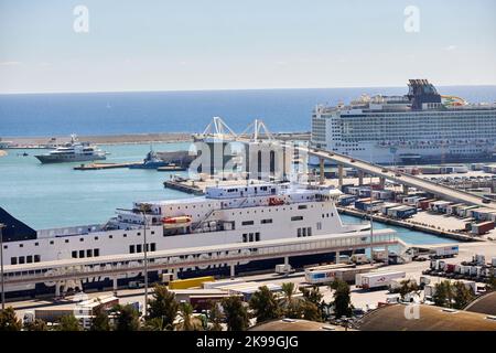 Catalogne capitale Barcelone en Espagne. Pont de la Porta d'Europa au terminal des bateaux de croisière dans le port Banque D'Images