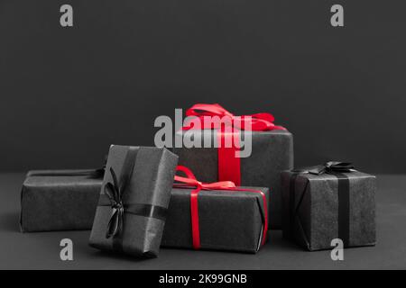 Cadeaux sur fond sombre. Solde du Vendredi fou Banque D'Images