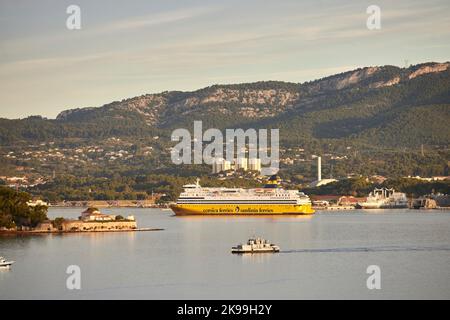 Ville portuaire de Toulon sur la côte méditerranéenne du sud de la France, Ferries Corse - Sardaigne Ferries entrant dans le port Banque D'Images