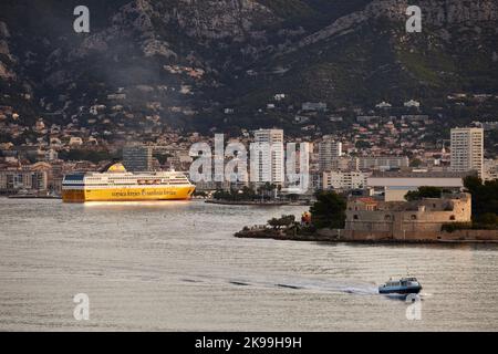 Ville portuaire de Toulon sur la côte méditerranéenne du sud de la France, Ferries Corse - Sardaigne Ferries entrant dans le port Banque D'Images