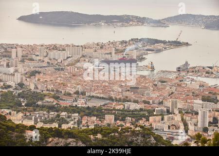 Ville portuaire de Toulon sur la côte méditerranéenne du sud de la France, zone portuaire avec bateau de croisière Valiant Lady exploité par Virgin Voyages Banque D'Images