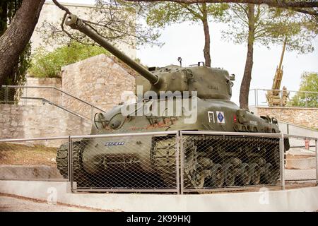 Ville portuaire de Toulon sur la côte méditerranéenne du sud de la France, char Sherman américain M4A1 Mont Faron en tant que mémorial de la Seconde Guerre mondiale Banque D'Images