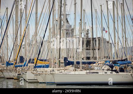 Ville portuaire de Toulon sur la côte méditerranéenne du sud de la France, le navire d'assaut amphibie Dixmude L9015 a amarré la principale base navale française Banque D'Images