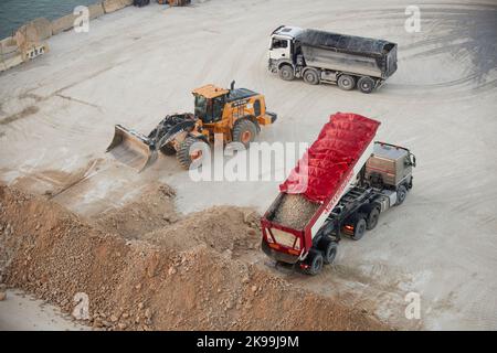 Port ville Marina di Carrara, Toscane, Italie, travaux sur les quais Banque D'Images