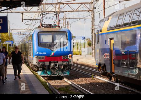 Port Town Marina di Carrara, Toscane, Italie, Ferrovie dello Stato Italiane, classe E.464 des locomotives électriques de chemins de fer italiens Banque D'Images