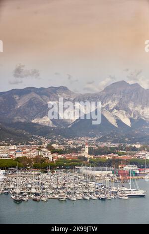 Port de la ville Marina di Carrara, Toscane, Italie, centre-ville de la marina et les Alpes Apuanes Banque D'Images