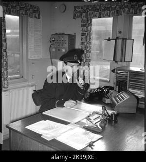 Entraînez-vous plus clairement au bureau, uniforme sombre. Banque D'Images