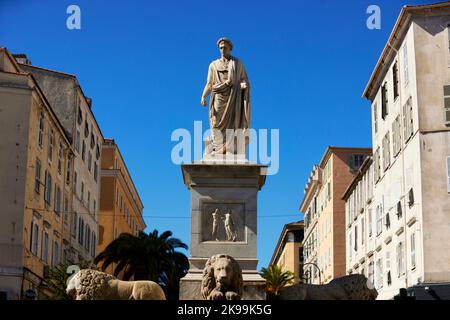 Port ville Ajaccio capitale de la Corse, île française en mer Méditerranée. Statua di Napoleone à la place Foch Banque D'Images