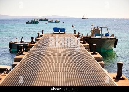 Port ville Ajaccio capitale de la Corse, île française en Méditerranée. Petite jetée dans la région Tour de la Parata Banque D'Images