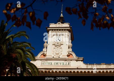 Port ville Ajaccio capitale de la Corse, île française en mer Méditerranée. Mairie d'Ajaccio, Hôtel de ville Banque D'Images