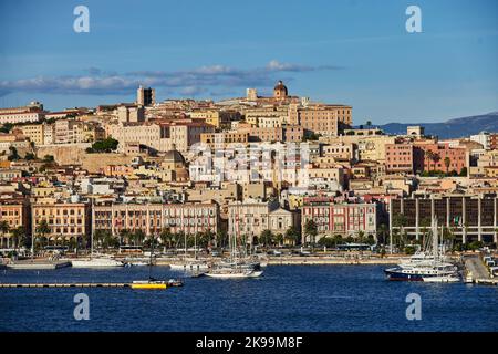 Ville portuaire de Cagliari capitale de l'île méditerranéenne italienne de Sardaigne Banque D'Images