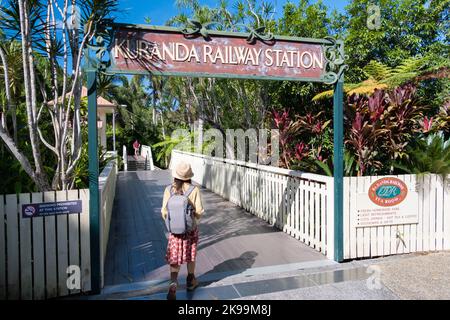 A lday est en train de traverser la porte de la station de métro de Kuranda, Queensland, Australie Banque D'Images