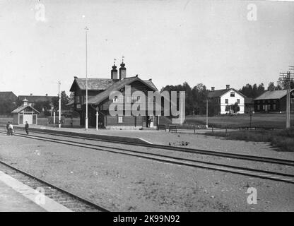 La gare d'Älvdalen a été construite en 1898. La station de 1 et demi-étage abrite des maisons en bois rond. La maison est conçue par l'architecte Ferdinand Boberg, inspiré par Anders Zorn. Le bâtiment a été rénové en 1939. Banque D'Images