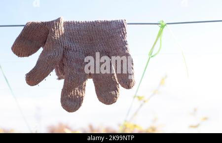 image infrarouge du séchage du gant à vêtements sur la ligne d'espace libre Banque D'Images