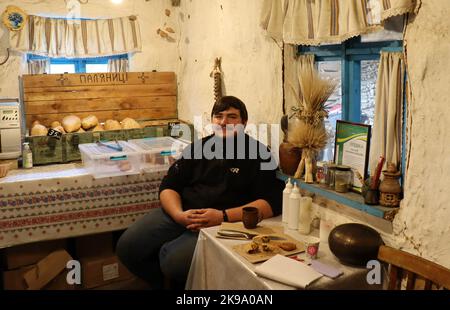 Butscha, Ukraine. 21st octobre 2022. Le boulanger Yaroslav Burkivsky se trouve dans sa boulangerie dans la petite ville ukrainienne de Butscha. Peu d'endroits en Ukraine sont devenus autant un symbole de la brutalité de la guerre d'agression russe que Butscha. Plus d'un demi-an après le retrait des forces d'occupation, les résidents reprennent leur vie quotidienne. Pour beaucoup, cependant, la guerre est loin d'être terminée. Credit: Hannah Wagner/dpa/Alay Live News Banque D'Images