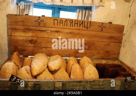 Butscha, Ukraine. 21st octobre 2022. Dans la boulangerie de Yaroslav Burkiwskyy et Viktor Kovalchuk, il y a du pain dans une ancienne caisse d'armes russes avec l'inscription 'Paljanzji' - un terme pour le pain blanc ukrainien. Peu d'endroits en Ukraine sont devenus autant un symbole de la brutalité de la guerre d'agression de la Russie que Butsha. Plus d'un demi-an après le retrait des forces d'occupation, les résidents reprennent leur vie quotidienne. Pour beaucoup, cependant, la guerre est loin d'être terminée. Credit: Hannah Wagner/dpa/Alay Live News Banque D'Images