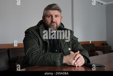Butscha, Ukraine. 21st octobre 2022. Dmytro Hapchenko, chef de l'administration de Butscha, est installé dans le bâtiment du conseil municipal. Presque aucun pays en Ukraine n'est devenu autant un symbole de la brutalité de la guerre d'agression russe que Butscha. Plus d'un demi-an après le retrait des forces d'occupation, les résidents reprennent leur vie quotidienne. Pour beaucoup, cependant, la guerre est loin d'être terminée. Credit: Hannah Wagner/dpa/Alay Live News Banque D'Images