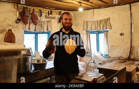 Butscha, Ukraine. 21st octobre 2022. Le Baker Viktor Kovalchuk est dans sa boulangerie de la petite ville ukrainienne de Butscha. Peu d'endroits en Ukraine sont devenus autant un symbole de la brutalité de la guerre d'agression russe que Butscha. Plus d'un demi-an après le retrait des forces d'occupation, les résidents reprennent leur vie quotidienne. Pour beaucoup, cependant, la guerre est loin d'être terminée. Credit: Hannah Wagner/dpa/Alay Live News Banque D'Images