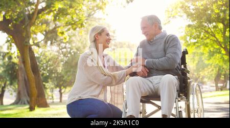 Y a-t-il un autre amour inconditionnel, un homme affectueux et expérimenté qui passe du temps avec sa fille au parc. Banque D'Images