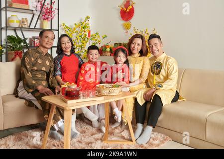 Une grande famille s'est rassemblée chez elle pour célébrer le nouvel an chinois Banque D'Images