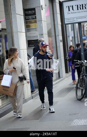 Milan, . 25th octobre 2022. Milan, 25-10-2022 Hakam Calhanoglu, turc de nationalité allemande, joueur d'INTER et de l'équipe nationale de TURQUIE, arrive dans le centre avec sa femme SINEM pour faire du shopping, puis entre une photo souvenir et l'autre avec les fans d'Inter ils entrent dans un café pour une collation rapide. Crédit : Agence photo indépendante/Alamy Live News Banque D'Images