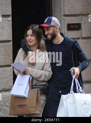 Milan, . 25th octobre 2022. Milan, 25-10-2022 Hakam Calhanoglu, turc de nationalité allemande, joueur d'INTER et de l'équipe nationale de TURQUIE, arrive dans le centre avec sa femme SINEM pour faire du shopping, puis entre une photo souvenir et l'autre avec les fans d'Inter ils entrent dans un café pour une collation rapide. Crédit : Agence photo indépendante/Alamy Live News Banque D'Images