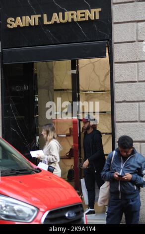 Milan, . 25th octobre 2022. Milan, 25-10-2022 Hakam Calhanoglu, turc de nationalité allemande, joueur d'INTER et de l'équipe nationale de TURQUIE, arrive dans le centre avec sa femme SINEM pour faire du shopping, puis entre une photo souvenir et l'autre avec les fans d'Inter ils entrent dans un café pour une collation rapide. Crédit : Agence photo indépendante/Alamy Live News Banque D'Images