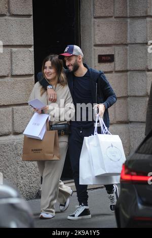 Milan, . 25th octobre 2022. Milan, 25-10-2022 Hakam Calhanoglu, turc de nationalité allemande, joueur d'INTER et de l'équipe nationale de TURQUIE, arrive dans le centre avec sa femme SINEM pour faire du shopping, puis entre une photo souvenir et l'autre avec les fans d'Inter ils entrent dans un café pour une collation rapide. Crédit : Agence photo indépendante/Alamy Live News Banque D'Images